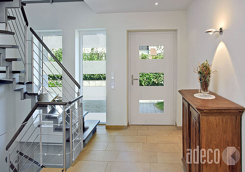 Adeco 100 tueren weisse hausfassaden Symmetris Objekt1 innen A 2013