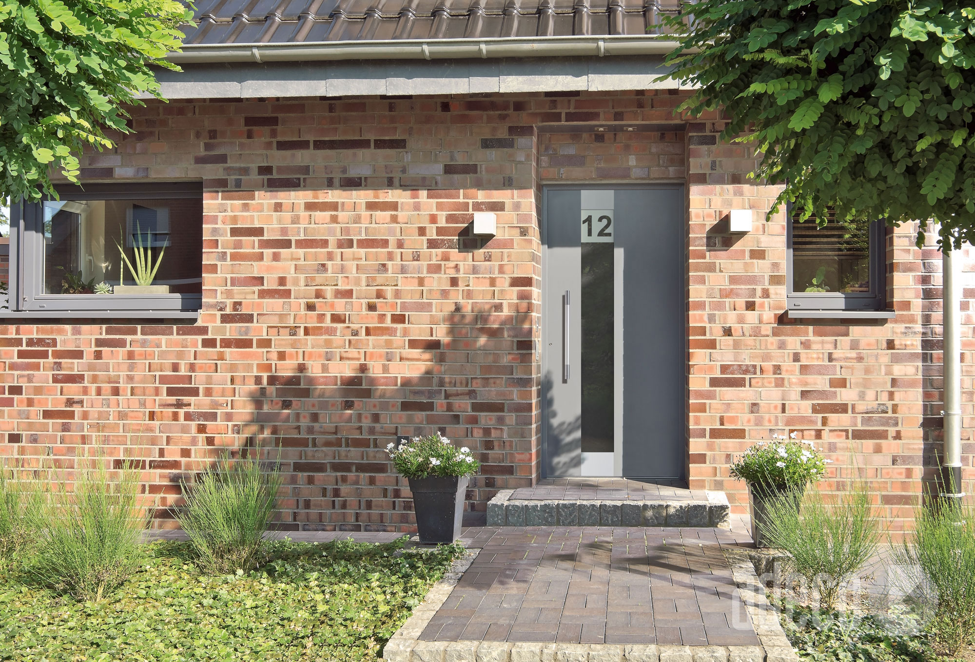 Adeco 100 tueren rote klinkerfassaden Numira Objekt1 A 2013