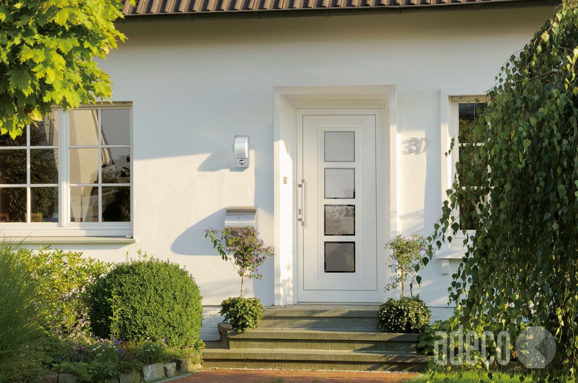 Adeco 100 tueren weisse hausfassaden Dalmo Objekt03 Stimmung E 2015