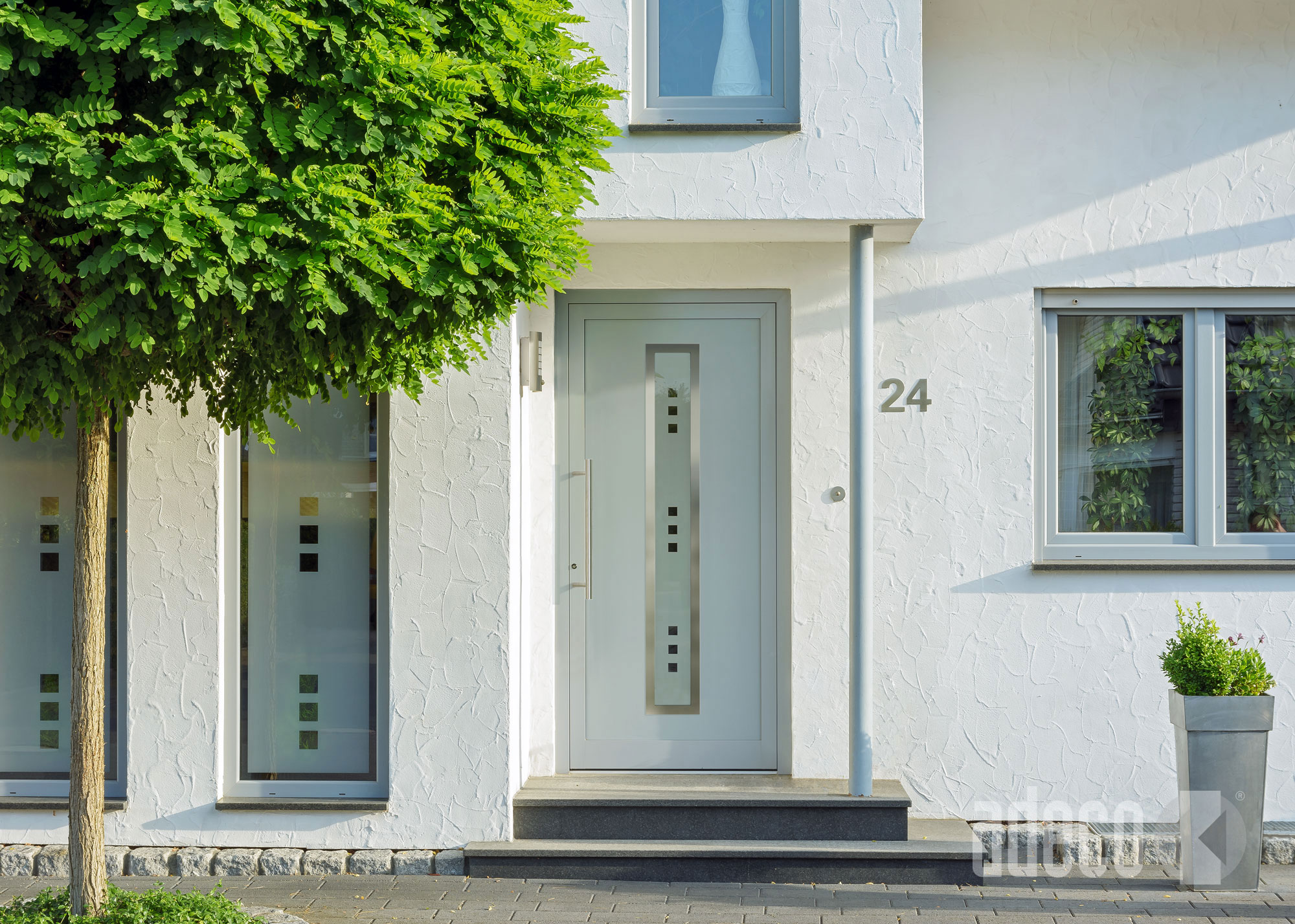 Adeco 100 tueren weisse hausfassaden Zento Objekt01 Stimmung E 2015
