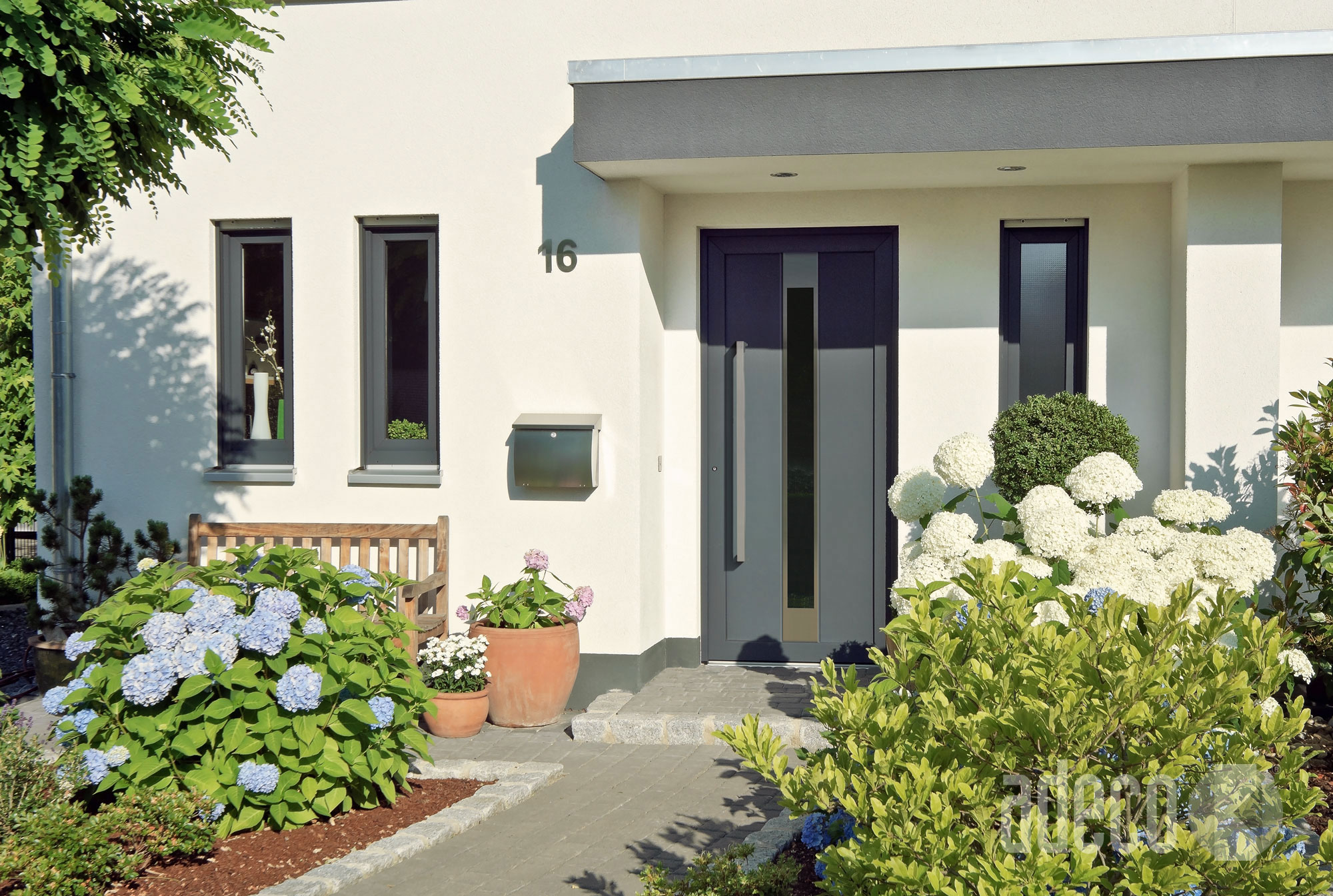 Adeco 100 tueren weisse hausfassaden accenta sued Intelio Objekt2 GFK10